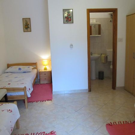 Apartments Vesna With Pool - New! Sveti Lovrec Pazenaticki Quarto foto
